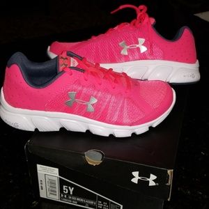 Girls (youth) Under Armour shoes -NEW WITH TAGS